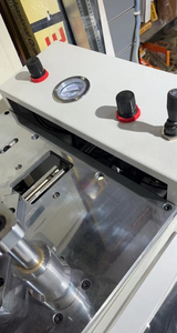 Nouvelle machine <span class=keywords><strong>à</strong></span> scier automatique pour cadres photo avec bras de serrage et <span class=keywords><strong>pince</strong></span> <span class=keywords><strong>à</strong></span> cadre - Product Image 2