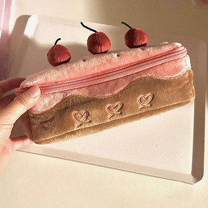 Charmante Kirsch kuchen geformte Stoff Bleistift Fall niedlichen Kawaii Plüsch Stift Tasche mit Reiß verschluss tragbare Student Briefpapier Aufbewahrung tasche - Product Image 1