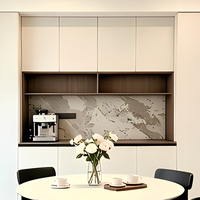 Buffet Modulaire Personnalisé avec Rangement Mural Intégré et Vitrine Symétrique en Verre pour Projet d'Appartement de Luxe