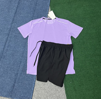 Conjunto Deportivo de 2 Piezas para Hombre, Camiseta de Secado Rápido con Rayas Azul Claro y Pantalones Cortos Deportivos Negros con Rayas Reflectantes