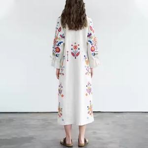 Vestido de Lino Blanco de Diseño Moderno con Bordado Floral, Vestido Holgado de Verano para Mujer - Product Image 5