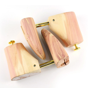 Supporto per scarpe in legno di cedro regolabile basi per scarpe in legno massello con molla antirughe a forma di exponder per scarpe - Product Image 4