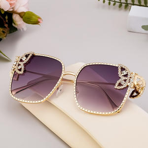 Gafas de sol elegantes con diamantes de imitación y mariposas para mujer, protección UV400, montura metálica, estilo Instagram, gafas de sol a la moda. - Product Image 3