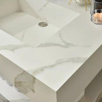 Meuble-lavabo mural de salle de bain moderne de luxe en pierre frittée avec miroir intelligent, taille personnalisée et comptoir-lavabo intégré pour