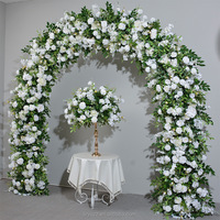 Guirlande luxurante de roses blanches et d'eucalyptus |   Fleurs artificielles de qualité supérieure pour arches de mariage