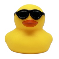 Vente en gros de mini canards de bain jaunes couineurs en PVC de 2 pouces, designs simples, avec logo personnalisé, en vrac, avec lunettes de soleil