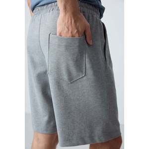 Shorts en coton tricoté mi-long pour homme Air Jones - Gris chiné texturé épais et doux, vêtements de sport décontractés, élastiques et respirants pour tous les jours - Product Image 3