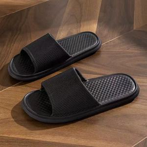 Mules de Cuero Negro con Punta Abierta, Forro de Felpa, Logotipo Grabado, Suela Antideslizante de PU, Pantuflas para el Hogar para Todas las Estaciones, Sandalias Planas - Product Image 1