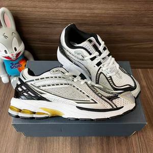 Chaussures de sport élégantes et simples à surface en filet, conçues par des experts de premier plan, avec des caractéristiques de qualité supérieure et respirantes - Product Image 4