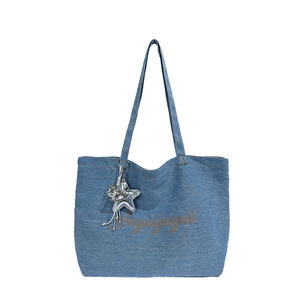 Sac fourre-tout en jean <span class=keywords><strong>bleu</strong></span> clair délavé, broderie vintage lettres dorées, style décontracté chic pour cours et trajets quotidiens - Product Image 5