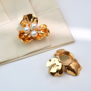 Boutons de manchette élégants avec détail floral en perles |   Couvre-boutons polyvalents pour chemises et chemisiers - Product Image 2