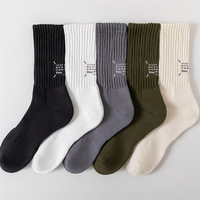Vente en gros de chaussettes d'été en coton mi-mollet de style japonais pour hommes, corps long et confortable pour le printemps et l'été