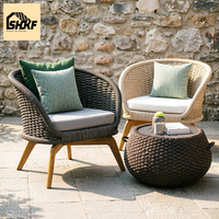 Ensemble de salon moderne en rotin avec table basse, design rond tressé, pieds en teck, coussin amovible, mobilier d'extérieur pour cour et resort