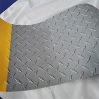 Membrane de protection de toiture en TPO gris soudable à chaud avec bordure en plaque diamantée et ligne de marquage jaune pour passerelle
