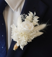Tradition boutonnière avec fleurs préservées ou fleur éternelle pour costume de marié