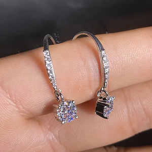 Orecchini a Gancio con Quattro Punte di Cristallo per Donne, Accessori Minimalisti ed Eleganti per l'Ufficio e l'Uso Quotidiano - Product Image 3
