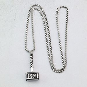 Colgante de martillo de Thor de acero inoxidable retro nórdico con diseño de nudo celta para hombre, para uso diario. - Product Image 4