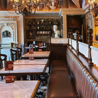 Ensemble de meubles de restaurant, café et bar moderne, tables à manger en bois avec chaises en bois et banquette en cuir marron