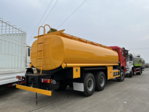 Camion-citerne à carburant lourd 6x4 à 10 roues avec essieu tandem arrière et pompe de distribution mobile - Product Image 4
