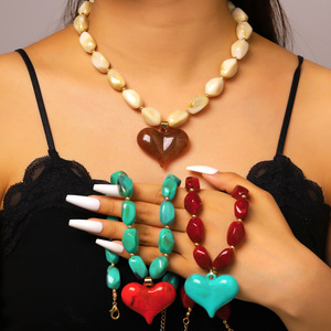 Collana da Donna con Cuore in Resina Colorata Dopamina, Stile Europeo Americano, Esagerata, Irregolare, con Perline, per le Feste - Product Image 2