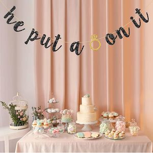 He Put a Ring on IT Banner con scritta in nero glitterato per decorazioni per feste di fidanzamento, matrimoni, addii al nubilato e feste nuziali - Product Image 1