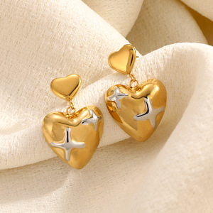 Pendientes de botón en forma de corazón chapados en oro con detalle de cruz plateada para regalo del Día de San Valentín - Product Image 2