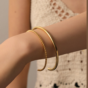 กำไลข้อมือแบบเปิดชุบทองสไตล์มินิมอลยุโรปอเมริกันสำหรับผู้หญิง เครื่องประดับไทเทเนียมสตีล 18K ลายบิดเกลียว - Product Image 2