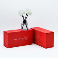 Boîte cadeau de luxe vide en carton avec gaufrage personnalisé, pelliculage mat et doublure en éponge pour bouteille de diffuseur à bâtonnets aromatiques