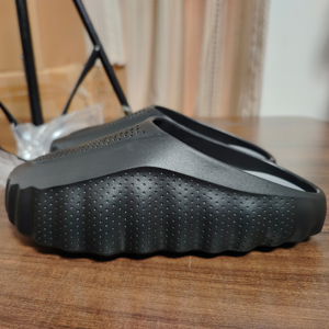 Nuove Ciabatte da Allenamento Pre-Partita 2026 con Punta Chiusa e Inserti in Gomma Anti-Usura, Morbide e Delicate sulla Pelle - Product Image 1