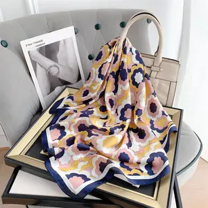 Groothandel 2024 Custom Zijden Sjaals Designer Bloemenprint 70*70Cm Letter Polyester Satijnen Sjaal Voor Vrouwen Stijlvol