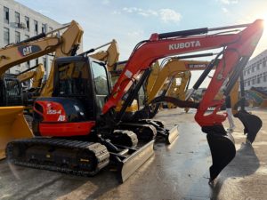 Excavatrice Kubota U55-4 d'occasion, 5,5 tonnes, compacte et maniable, idéale pour les travaux de terrassement en passage étroit en ville - Product Image 2