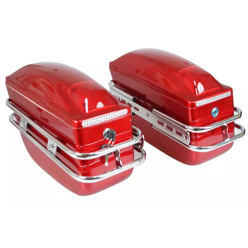 Un par de cajas laterales rojas con luces