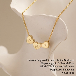 Collar Personalizado con 3 Corazones en 3D, Letra Inicial en Oro, Joyería Minimalista Familiar de Acero Inoxidable al por Mayor para Mujer - Product Image 1