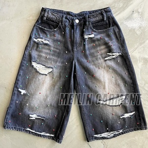 Shorts en jean pour hommes, style streetwear vintage, coupe ample et oversize, effet usé, avec logo personnalisé et strass colorés - Product Image 1