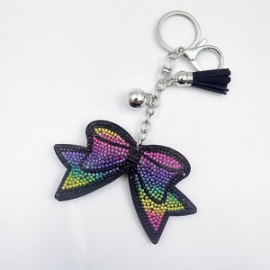 Llaveros con dijes de lazo de leopardo, cristales brillantes y diamantes, accesorios para bolsos, llaveros para llaves de coche, llaveros con borlas y llaveros con lazo de animadora - Product Image 4