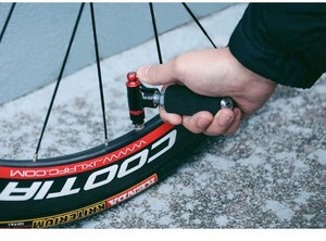 Pompe à <span class=keywords><strong>vélo</strong></span> CO2 16 G, mini <span class=keywords><strong>gonfleur</strong></span> de <span class=keywords><strong>vélo</strong></span> avec valve Presta/Schrader, réservoir CO2 16 G, pompe à air d'urgence pour <span class=keywords><strong>vélo</strong></span> - Product Image 6