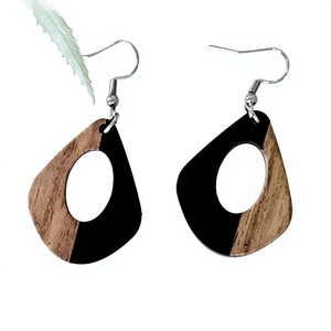 Boucles d'oreilles créoles fantaisie en résine et bois style bohème pour femme, design circulaire noir et marron, bijoux de déclaration élégants pour mariage - Product Image 5