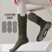 Vente en gros de chaussettes de Pilates antidérapantes au design personnalisé Chaussettes rayées à volants pour femmes Pilates Yoga Grip Chaussettes de danse athlétique pour femmes