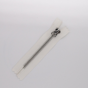 ซิป <span class=keywords><strong>YKK</strong></span> แบบยาว ห่วงดึงซิปแบบกำหนดเอง ห่วงรูปตัว D สีเงินเงา ซิปโลหะสำหรับกางเกงยีนส์และรองเท้า - Product Image 4