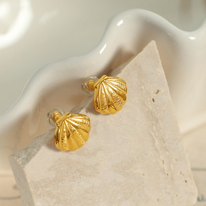 Pendientes de Concha Dorados, Par de Joyas de Moda de Estilo Retro Minimalista - Product Image 1