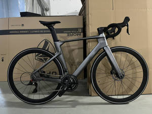 Vélo de Course Léger R10 Pro 22 Vitesses en Fibre de Carbone avec Freins à Disque et Caractéristiques Aérodynamiques – Version Sport M-R10 – Offre Spéciale - Product Image 1