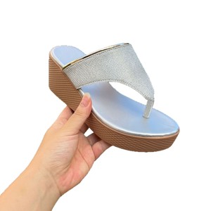 Sandalias de Plataforma con Tiras y Adornos Metálicos de Alta Calidad para Mujer, Versátiles para Exteriores, Fáciles de Poner - Product Image 2