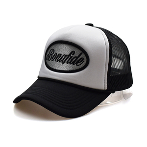 Tùy Chỉnh 2-Tone Đen & Trắng Trucker Lưới Hat Với Bạc 3D Thêu Vá Logo Hip Hop & Y2K Phong Cách - Product Image 2