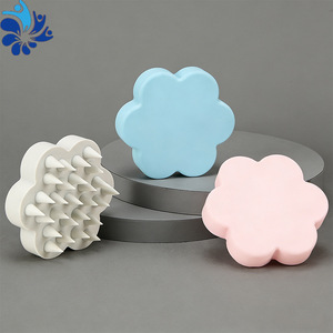 Cepillo de masaje para el cuero cabelludo de silicona con forma de flor, 15-20 cm, para adultos y niños, rosa, azul, beige - Product Image 4