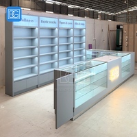 Étagères de présentation commerciales personnalisées, éclairage LED rétroéclairé, armoire murale, vitrine en verre trempé, comptoir, design de mobilier