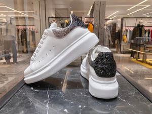 Zapatos Casuales de Plástico con Diseño de Lujo 2026, Adornados con Pedrería, Zapatos de Moda para Caminar con Detalles en Cuero - Product Image 3