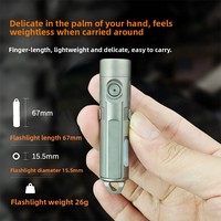 Mini lampe torche EDC porte-clés portable rechargeable en alliage de titane ultra-léger multifonctionnelle LED tricolore avec indice de protection IP20