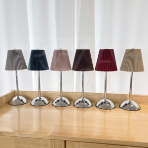 <span class=keywords><strong>Lampada</strong></span> <span class=keywords><strong>da</strong></span> Tavolo <span class=keywords><strong>LED</strong></span> Senza Fili in Tessuto Plissettato Personalizzabile, <span class=keywords><strong>Lampada</strong></span> <span class=keywords><strong>da</strong></span> <span class=keywords><strong>Scrivania</strong></span> <span class=keywords><strong>Ricaricabile</strong></span> Portatile per Matrimoni, Hotel e Ristoranti - Product Image 1