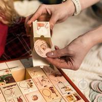 Boîte cadeau réutilisable pour calendrier de l'Avent de Noël avec gaufrage, design auto-érecteur, papier résistant à la graisse pour bonbons et cadeaux cosmétiques