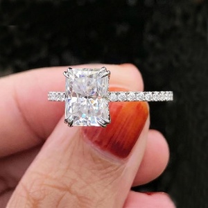 แหวนแต่งงาน/หมั้น/ครบรอบ ทองคำขาว 14K ประดับเพชรโมอิสซาไนต์ทรงรัศมี 3 กะรัต รูปทรงเรเดียนท์คัต ดีไซน์กรงเล็บคู่ ซ่อนรูปทรงรัศมี - Product Image 3